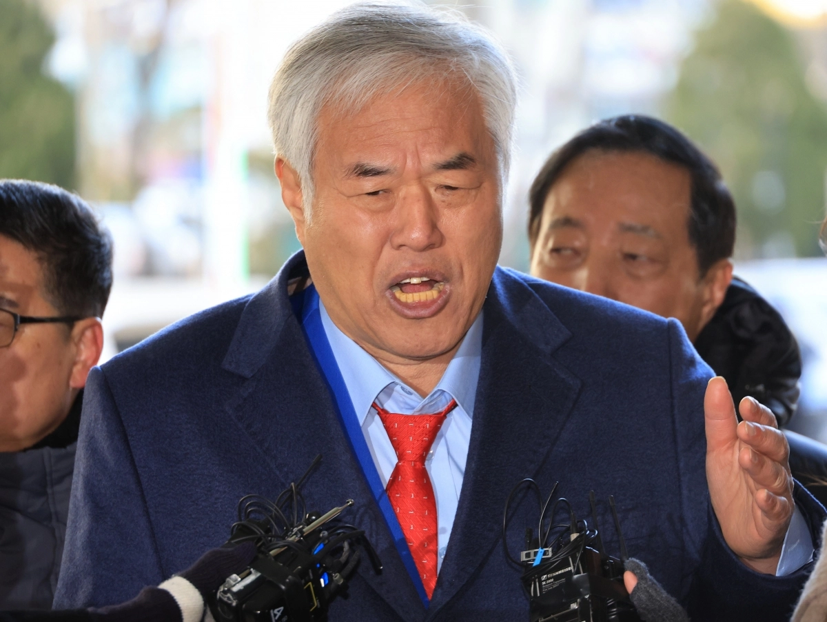 질문에 답하는 전광훈 목사