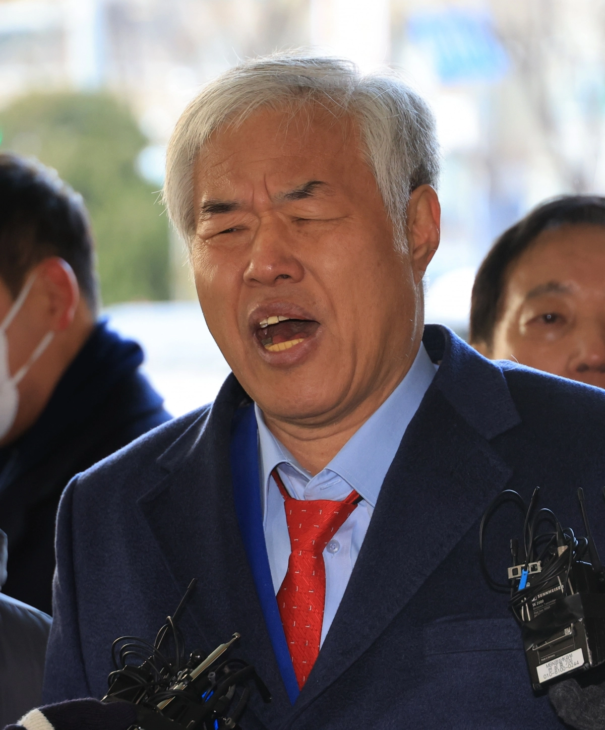 전광훈 사랑제일교회 목사가 13일 서울서부지법에서 열린 구속 전 피의자 심문(영장실질심사)에 출석하며 취재진의 질문에 답하고 있다. 2026.1.13 연합뉴스