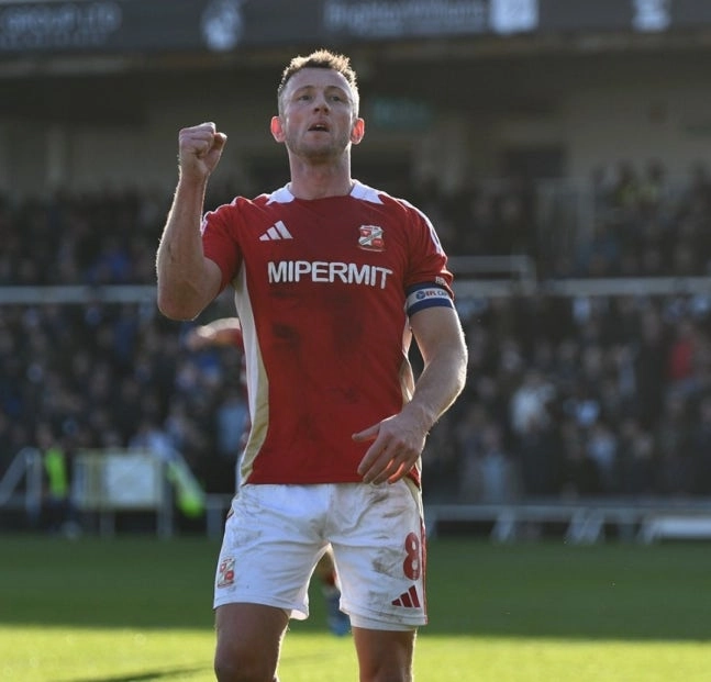 부적절한 신체 접촉 반칙으로 중징계를 받은 스윈던타운 주장 올리 클라크. 스위던 타운 SNS 캡처