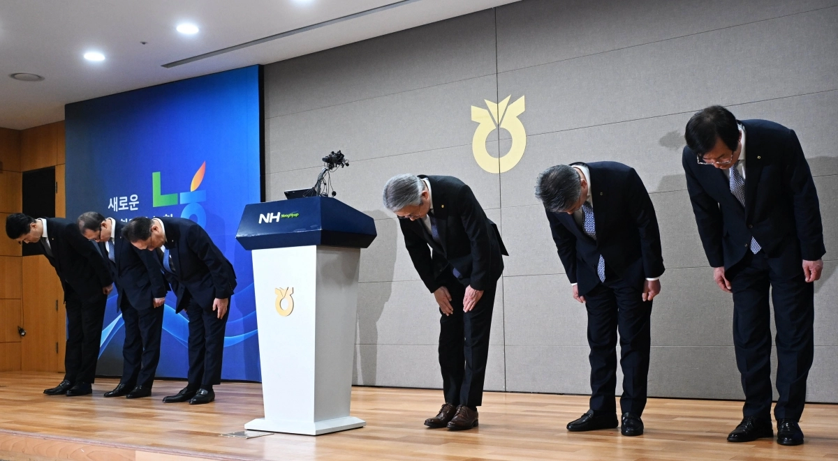강호동 농협중앙회장과 농협 임직원들이 13일 서울 중구 농협중앙회에서 농림축산식품부가 지난 8일 발표한 농협중앙회에 대한 특별감사 중간 결과와 관련해 대국민 사과를 하고 있다. 2026.1.13 홍윤기 기자