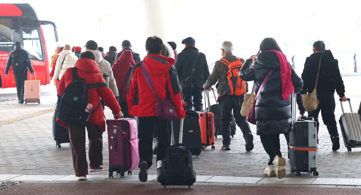 12일 인천 연수구 인천항 국제여객터미널을 통해 입국한 중국인 단체 관광객들이 버스로 이동하고 있다. 사진은 기사 내용과 무관함. 2026.1.12 연합뉴스