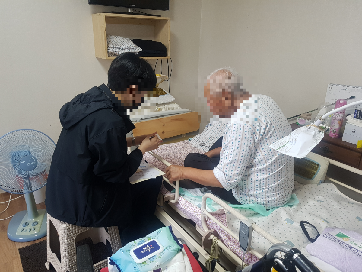 거동이 불편한 어르신 등을 대상으로 통합돌봄하는 모습. 제주도 제공