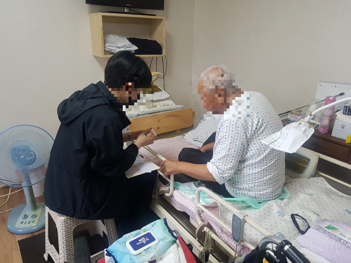 거동이 불편한 어르신 등을 대상으로 통합돌봄하는 모습. 제주도 제공