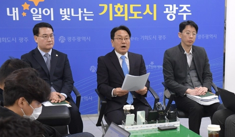 강기정 광주시장이 13일 시청에서 기자간담회를 열고 ‘광주·전남이 통합되더라도 지역민들이 어떠한 불이익도 받지 않도록 하겠다’고 밝히고 있다. 광주광역시 제공