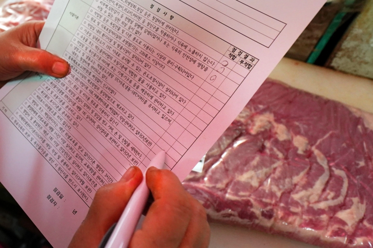 지난 12일 동대문구 청량리 전통시장의 한 정육점에서 ‘설 대비 축산물 위생업소 특별점검’이 진행되는 모습. 동대문구 제공