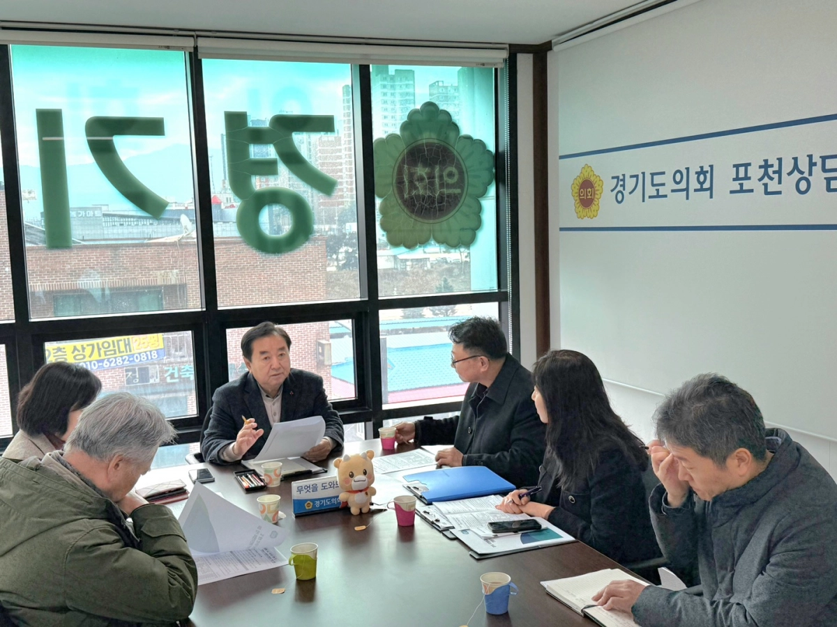 김성남 의원이 12일 경기도의회 포천상담소에서 경기도농업기술원 축산곤충기술팀으로부터 업무보고를 받고 경기도 양봉산업 반전 방안을 논의하고 있다.(사진=경기도의회)