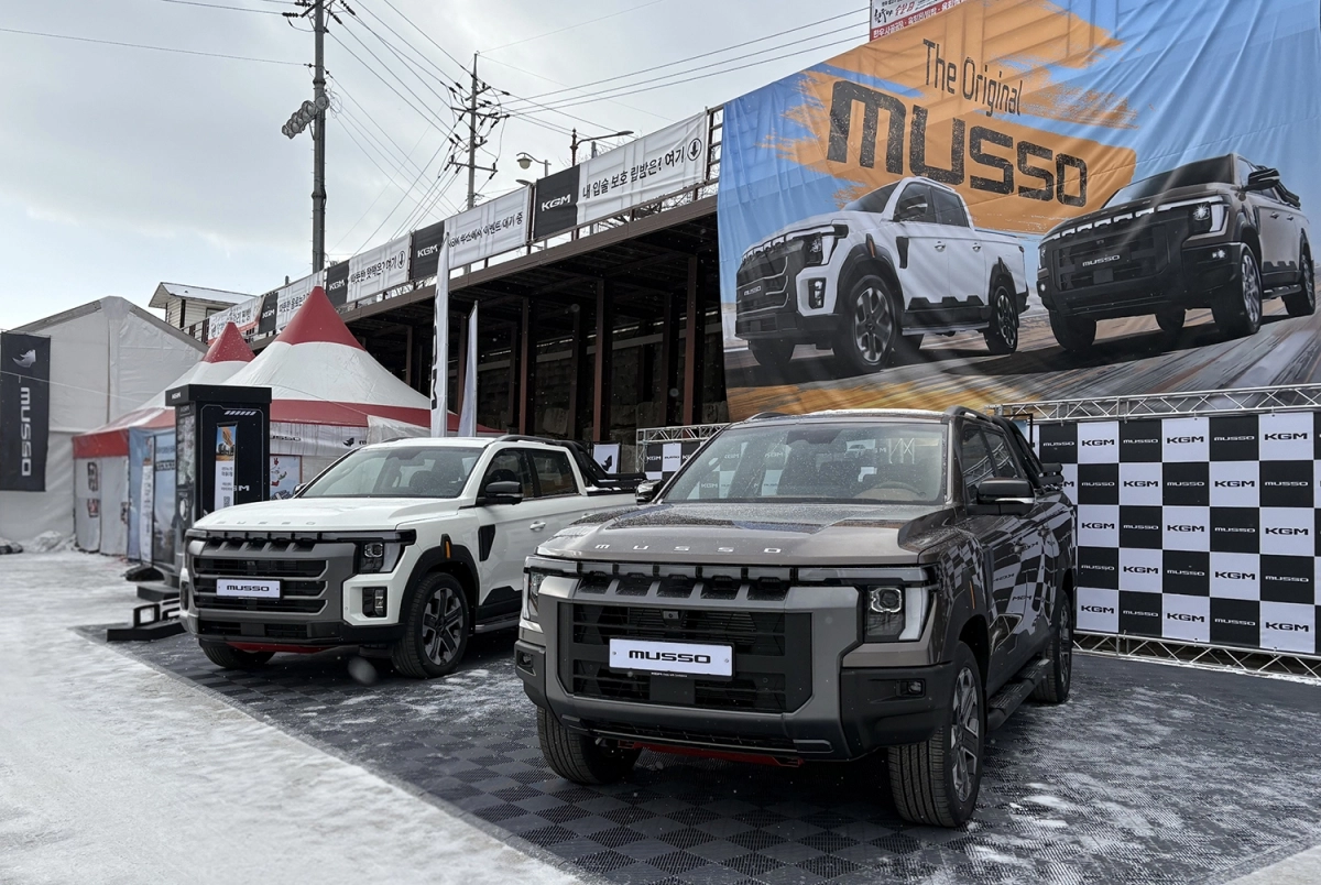 KG모빌리티가 ‘2026 화천산천어축제’에 공식 후원사로 참가한 가운데  강원 화천군 KGM 전시 공간에 마련된 ‘무쏘’ KG모빌리티 제공