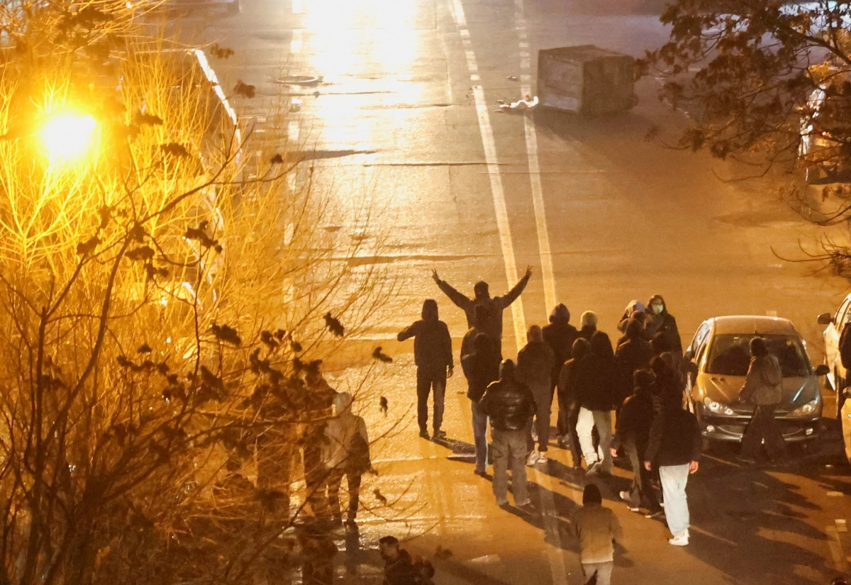 지난 8일(현지시간) 이란 테헤란에서 통화 가치 폭락에 항의하는 시위대가 거리에서 모여 있다.  WANA·로이터 연합뉴스