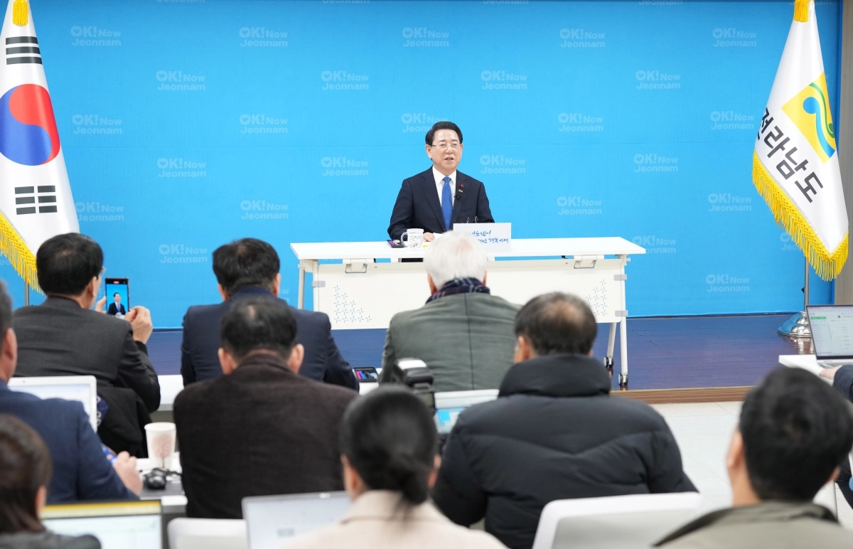김영록 전남지사가 13일 도청에서 광주·전남 행정통합 관련 기자간담회를 열고 있다.
