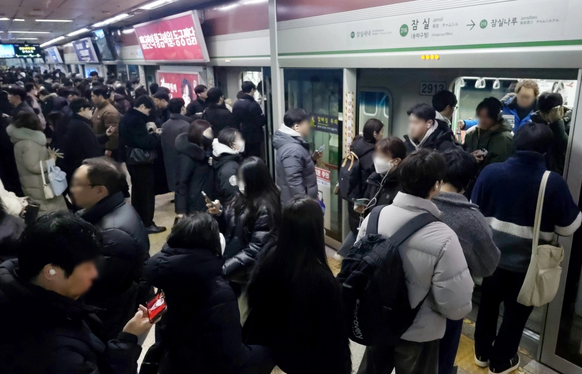 서울 시내버스 노동조합이 전면파업에 돌입한 13일 서울 송파구 잠실역 2호선에서 출근 중인 시민들이 열차를 타거나 내리고 있다. 2026.1.13 이지훈 기자