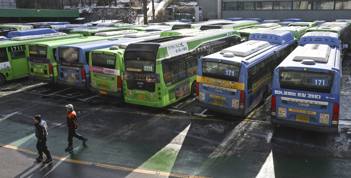 서울 시내버스 노동조합이 전면파업에 돌입한 13일 서울 시내 한 공영차고지에서 버스가 주차돼 있다. 2026.1.13 이지훈 기자