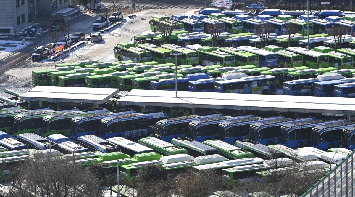 서울 시내버스 노동조합이 전면 파업에 돌입한 13일 서울 시내 한 공영차고지가 버스로 가득 차 있다. 2026.1.13 이지훈 기자