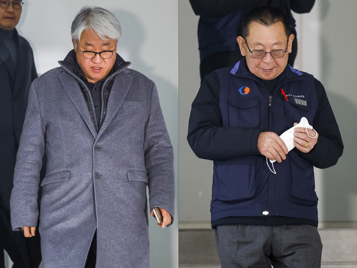 서울 시내버스 노사 협상이 최종 결렬된 13일 서울 영등포구 서울지방노동위원회에서 김정환(왼쪽) 서울시버스운송사업조합 이사장과 박점곤 전국자동차노동조합연맹 서울시버스노동조합 위원장이 이동하고 있다. 2026.1.13 뉴시스