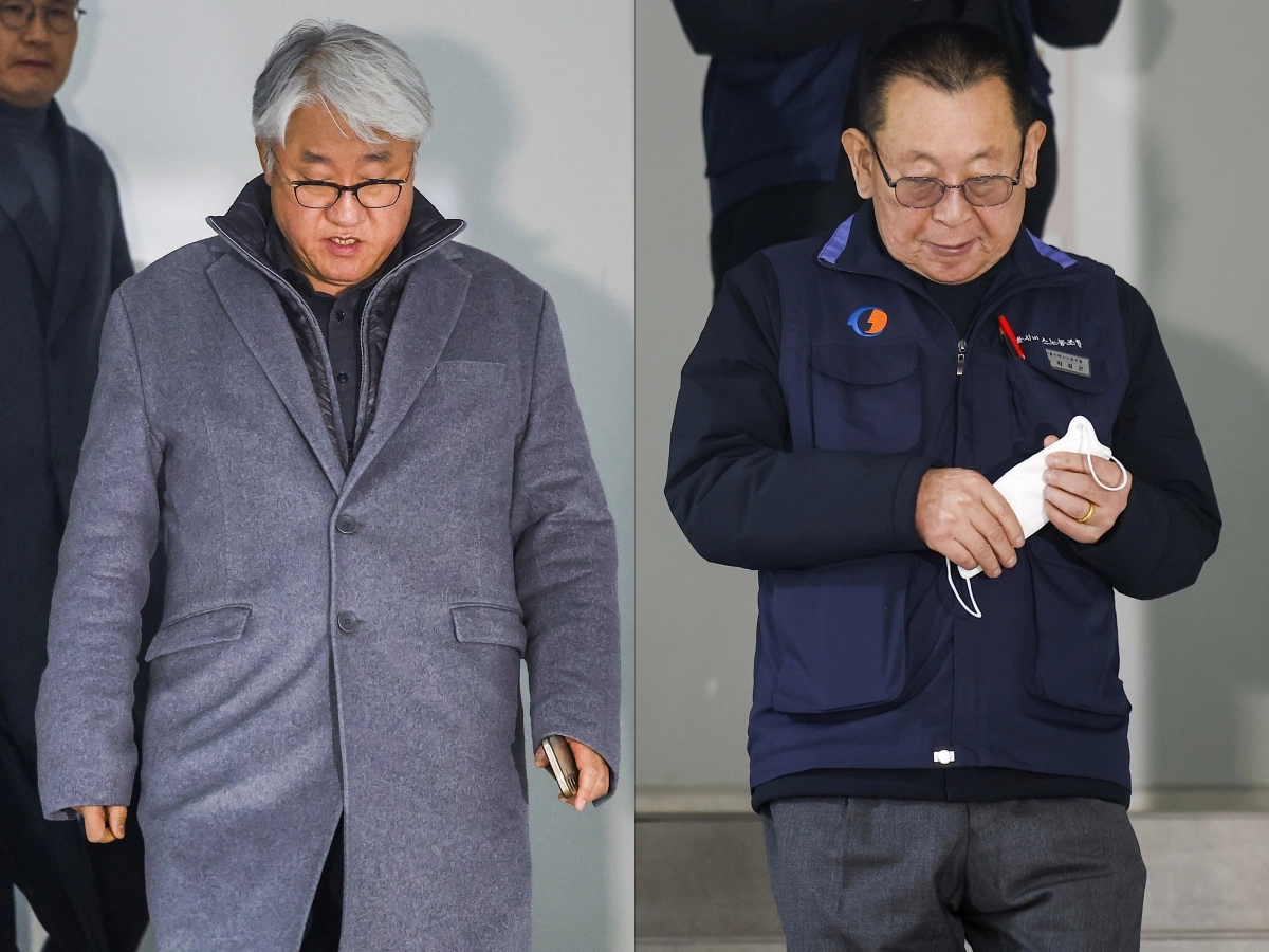 서울 시내버스 노사 협상이 최종 결렬된 13일 서울 영등포구 서울지방노동위원회에서 김정환(왼쪽) 서울시버스운송사업조합 이사장과 박점곤 전국자동차노동조합연맹 서울시버스노동조합 위원장이 이동하고 있다. 2026.1.13 뉴시스