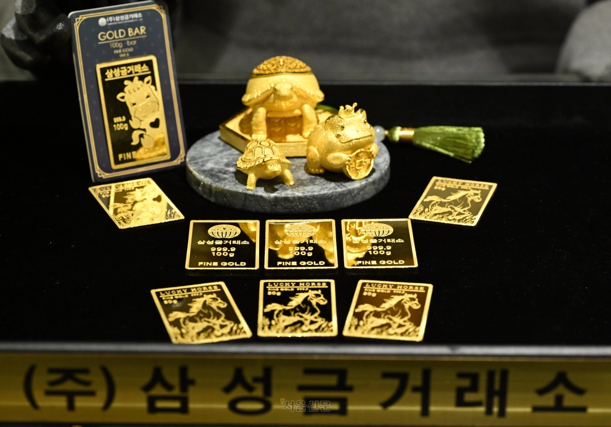 국제 금값이 사상 최고치를 기록한 13일 오후 서울 종로구 삼성금거래소 직원이 금 제품을 관리하고 있다. 2026.1.13. 도준석 전문기자