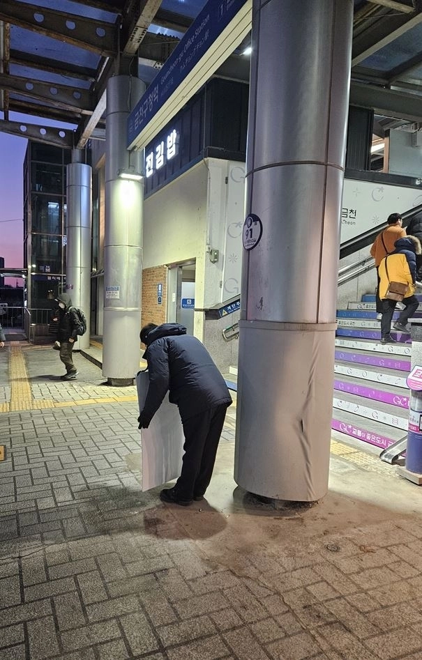 금천구청역 출근길에 시민 인사 중인 최기찬 서울시의원