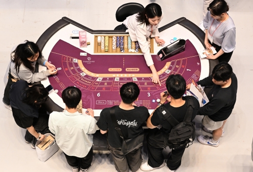 2023년 9월 서울 강남구 코엑스에서 열린 관광산업 일자리 박람회에서 학생들이 카지노 체험을 하고 있다. 서울신문 DB