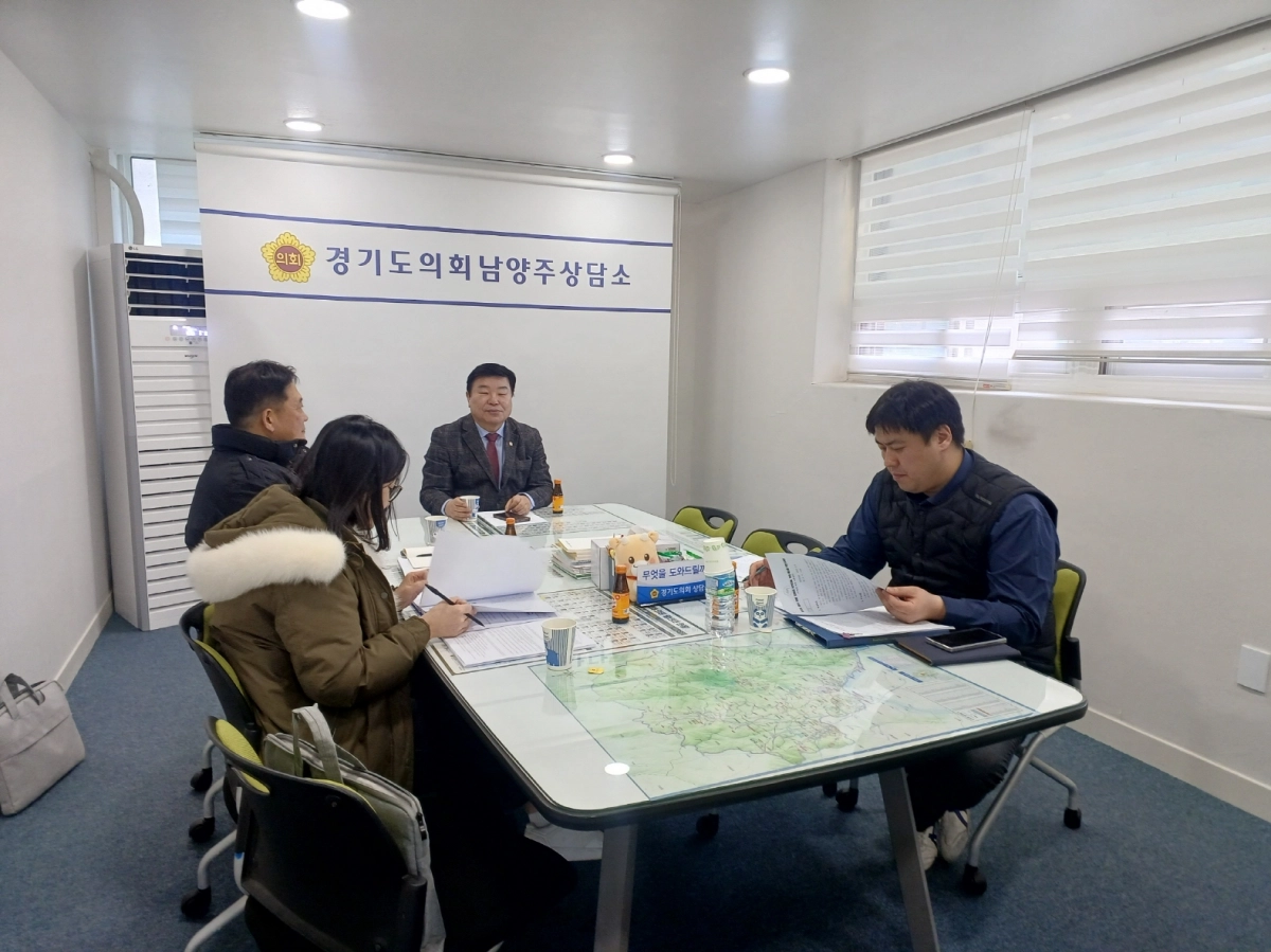 이병길 의원이 13일 경기도의회 남양주상담소에서 경기도 응급의료과 관계자들과 ‘경기도 필수의료 강화와 지역의료 격차 해소를 위한 조례안’ 관련 논의를 하고 있다.(사진=경기도의회)