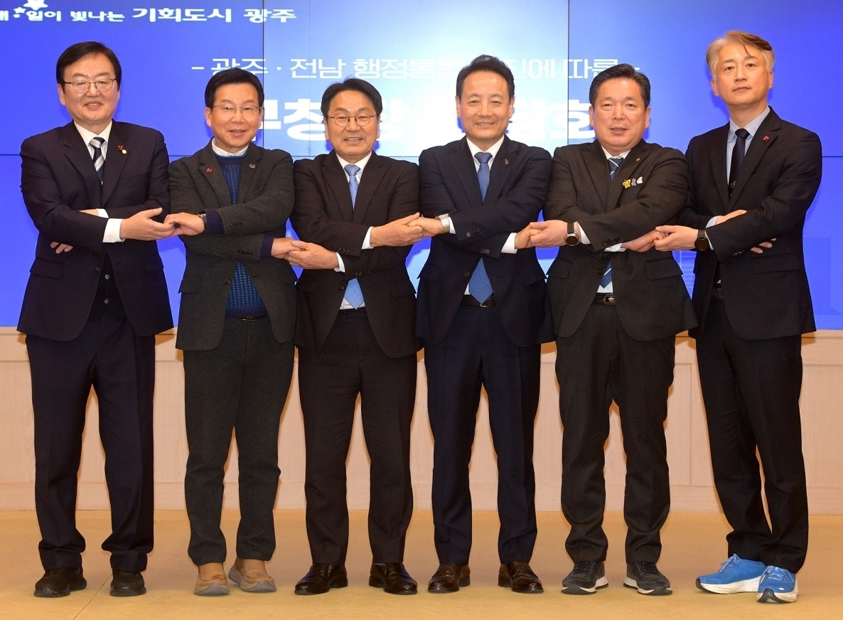 광주전남 행정통합 5개 자치구 구청장 간담회가 13일 광주시청에서 열렸다. 왼쪽부터  문인 북구청장, 박병규 광산구청장, 강기정 광주시장, 임택 동구청장, 김병내 남구청장, 김이강 서구청장. 광주광역시 제공.