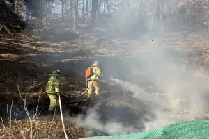 하마터면 산불 날 뻔…대구 군위서 화목 보일러 불티에 들판 화재