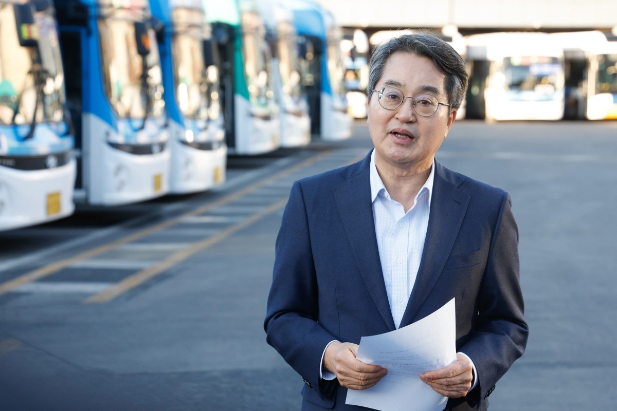 김동연 경기지사가 13일 오후 광명 화영운수에서 서울버스 파업 대책 언론브리핑을 하고 있다. (경기도 제공)