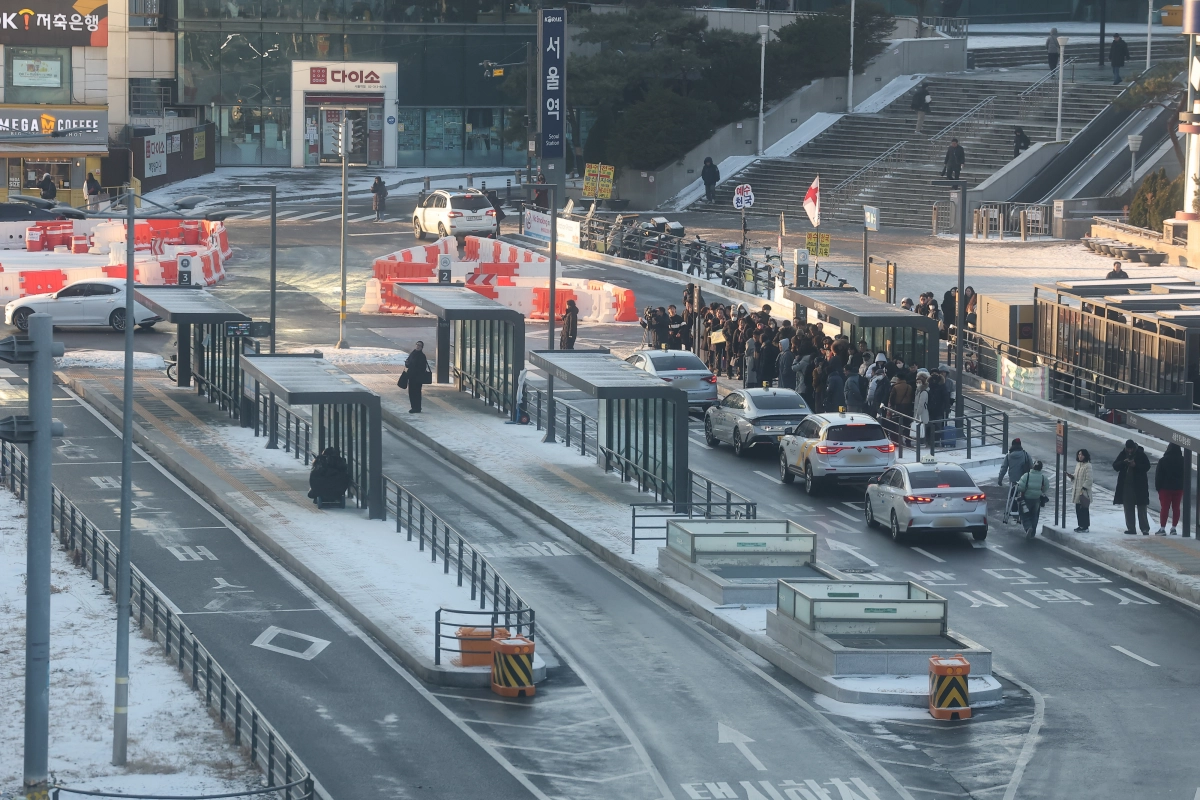 서울시버스노동조합이 총파업에 돌입한 13일 서울역 버스환승센터 시내버스 정류장이 한산한 반면 택시 승강장은 시민들로 붐비고 있다. 연합뉴스