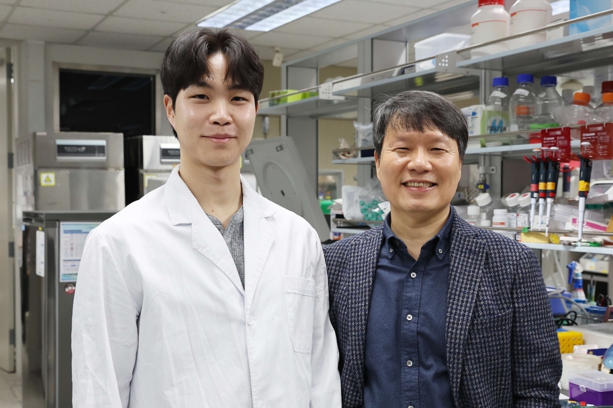 일상 행동을 분석해 우울증을 진단하는 인공지능(AI) 플랫폼을 개발한 카이스트 허원도(오른쪽) 석좌교수와 오현식 박사과정. 카이스트 제공