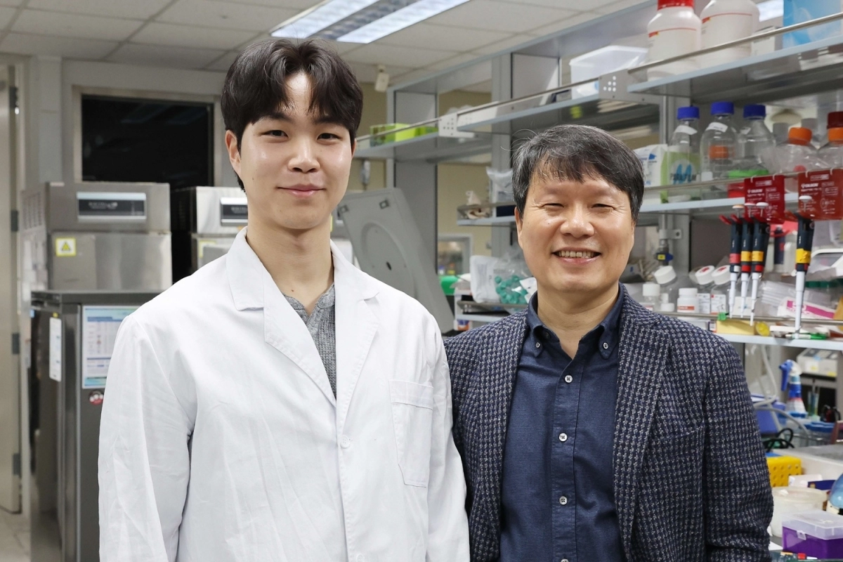 일상 행동을 분석해 우울증을 진단하는 인공지능(AI) 플랫폼을 개발한 카이스트 허원도(오른쪽) 석좌교수와 오현식 박사과정. 카이스트 제공