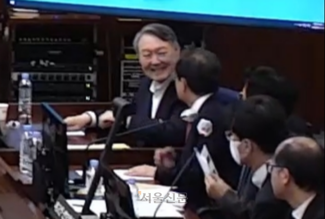 내란 우두머리 결심공판 중 웃음 보이는 윤석열 전 대통령