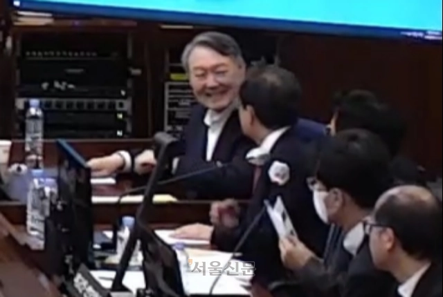 내란 우두머리 결심공판 중 웃음 보이는 윤석열 전 대통령