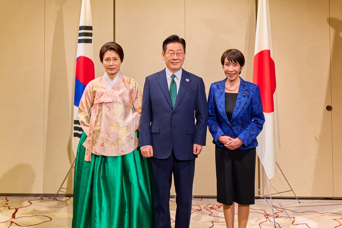 기념촬영하는 이재명 대통령 부부와 다카이치 총리