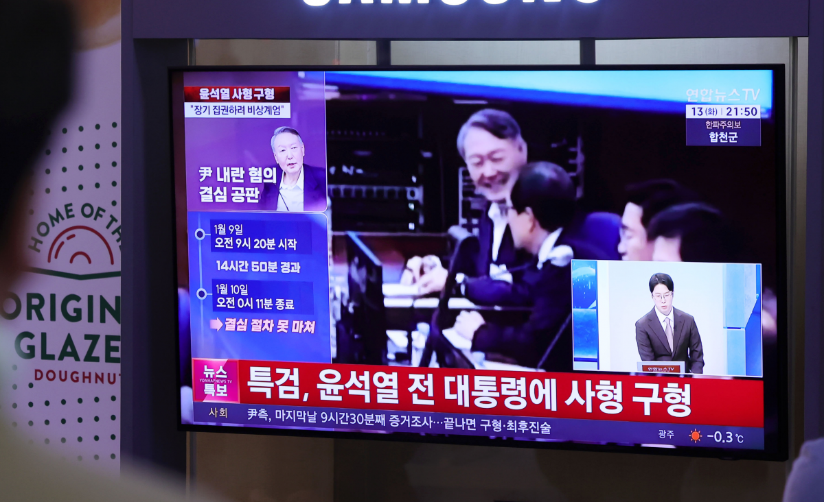 윤석열 전 대통령에 사형 구형 뉴스 시청하는 시민들