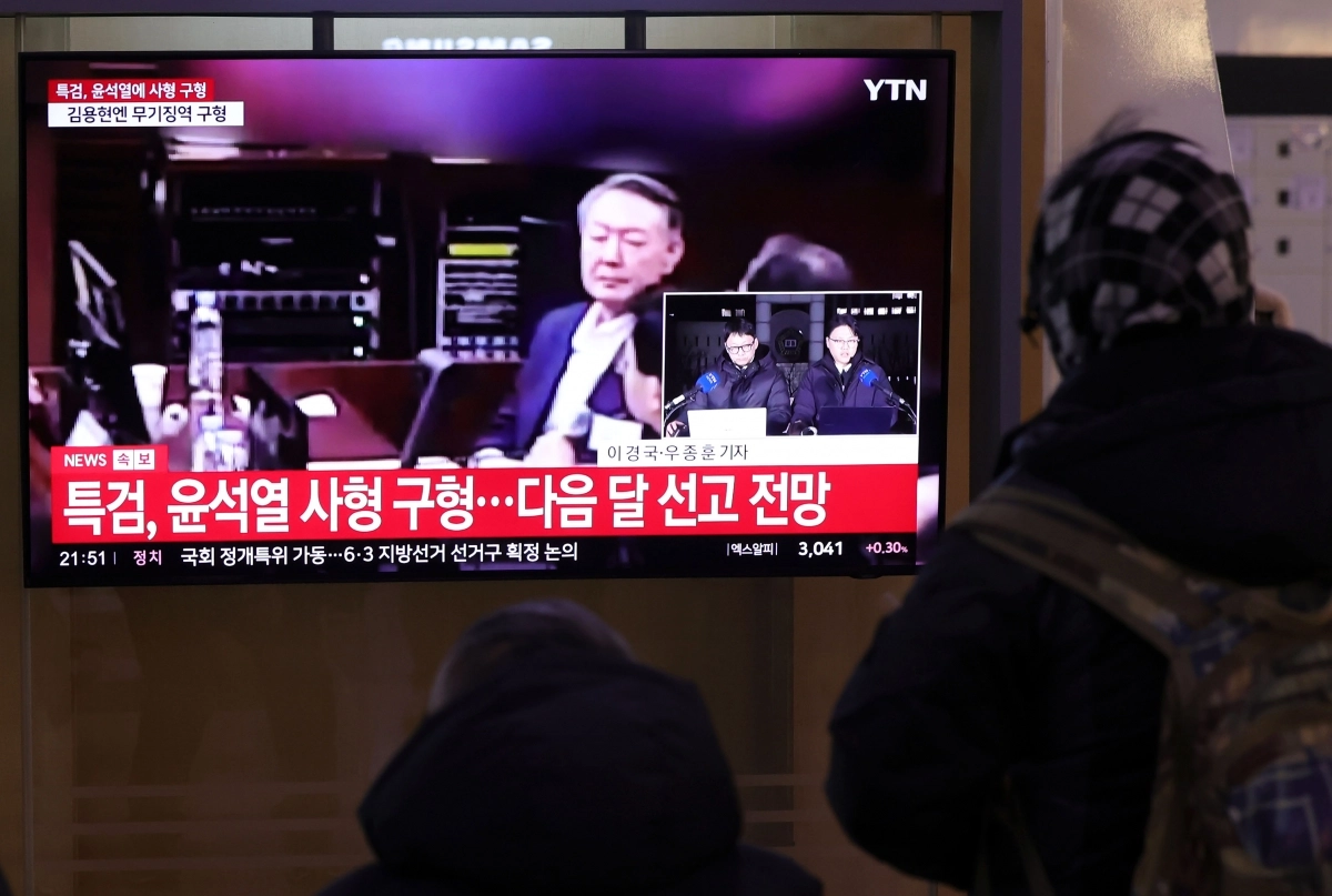 특검이 12·3 비상계엄 관련 내란 우두머리 혐의를 받는 윤석열 전 대통령에 사형을 구형한 13일 오후 서울역 대합실에서 시민들이 관련 뉴스를 시청하고 있다. 2026.01.13.  뉴시스