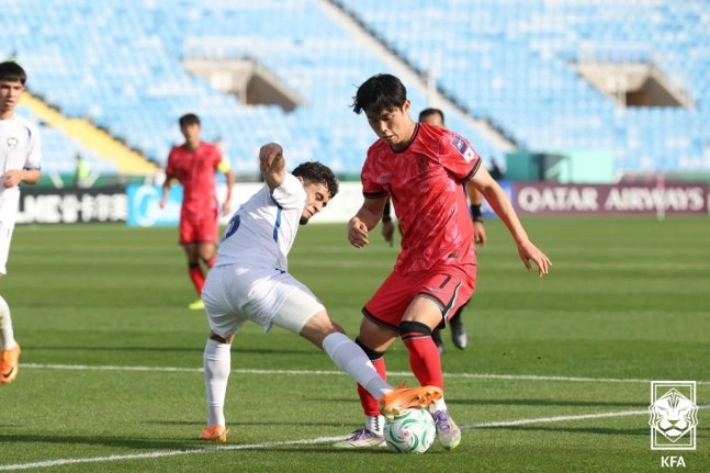 우즈베키스탄 수비에 공 빼앗기는 한국. 대한축구협회 제공