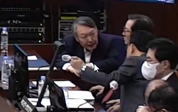 12·3 비상계엄 관련 내란 우두머리 혐의로 기소된 윤석열 전 대통령이 13일 서울 서초구 서울중앙지방법원 417호 형사대법정에서 열린 내란 우두머리 혐의 결심공판에 출석해 변호인들과 대화를 나누고 있다. 서울중앙지법 제공