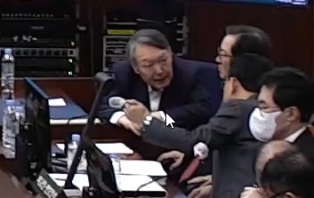 12·3 비상계엄 관련 내란 우두머리 혐의로 기소된 윤석열 전 대통령이 13일 서울 서초구 서울중앙지방법원 417호 형사대법정에서 열린 내란 우두머리 혐의 결심공판에 출석해 변호인들과 대화를 나누고 있다. 서울중앙지법 제공