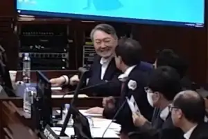 尹, 구형 순간 어이없다는 듯 실소