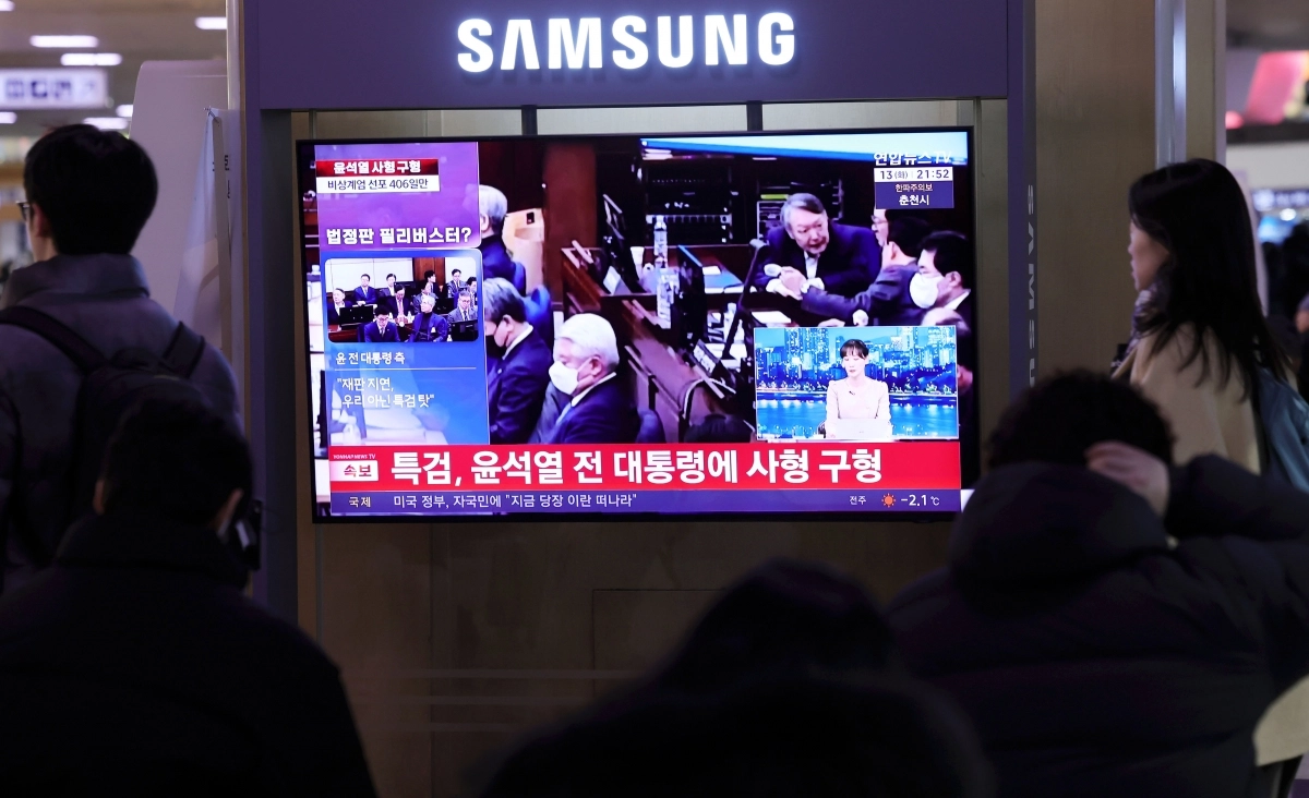 특검이 12.3 비상계엄 관련 내란 우두머리 혐의를 받는 윤석열 전 대통령에 사형을 구형한 13일 밤 서울 용산구 서울역 대합실에서 시민들이 재판 생중계 방송을 보고 있다. 뉴시스