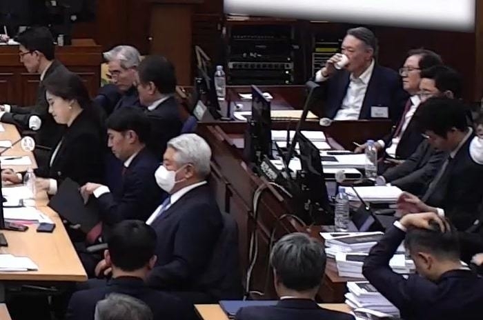 윤석열 전 대통령이 13일 서울 서초구 서울중앙지법에서 열린 내란 우두머리 혐의 2차 결심 공판에서 음료를 마시고 있다.  서울중앙지법 제공 영상 캡처