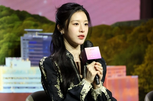 인사말하는 고윤정