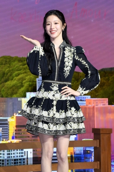 포즈 취하는 고윤정