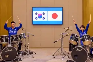[포토] 한일 정상, ‘골든·다이너마이트’ 깜짝 드럼 합주
