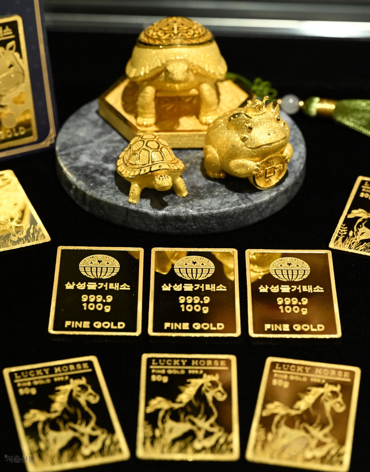 제롬 파월 미 연준 의장이 의회 위증 혐의로 형사기소에 직면했다는 소식이 전해진 가운데, 12일(현지시간) 뉴욕상업거래소에서 2월물 금 선물 가격이 온스당 4638.2달러로 사상 최고치를 기록했다. 사진은 13일 서울 종로구 삼성금거래소에 진열된 금 상품. 도준석 전문기자