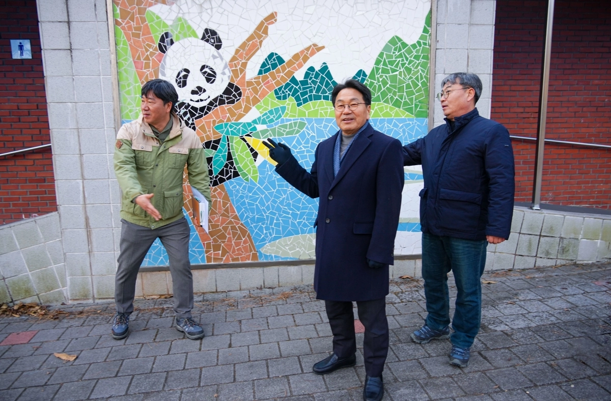 강기정(가운데) 광주시장이 지난 10일 북구 우치동물원을 찾아 판다 입식 후보 부지를 둘러본 뒤 포즈를 취하고 있다. 광주광역시 제공