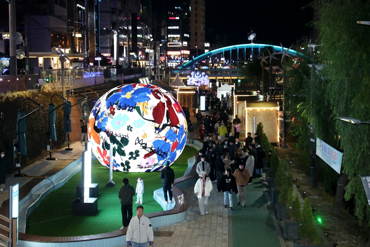지난해 12월 서울 관악구 별빛내린천 일대에서 진행된 ‘제5회 관악별빛산책’에서 시민들이 김창완 작가의 설치 작품 ‘더 컬러 오브 화이트’ 등을 관람하고 있다. 관악구 제공