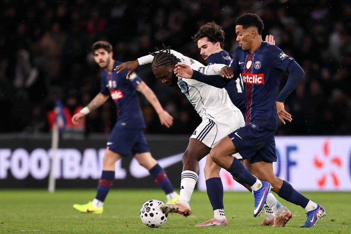 이번 시즌 프랑스 프로축구 리그1으로 승격된 파리FC의 미드필더 조나탕 이코네(가운데)가 13일(한국시간) 파리 파르크 데 프랭스에서 열린 프랑스컵 32강전에서 파리 생제르맹(PSG)의 세니 마율루(오른쪽), 비티냐와 치열한 볼다툼을 하고 있다. 파리FC는 이코네의 결승 골로 창단 후 처음으로 PSG에 승리를 거뒀다. 파리 AFP 연합뉴스