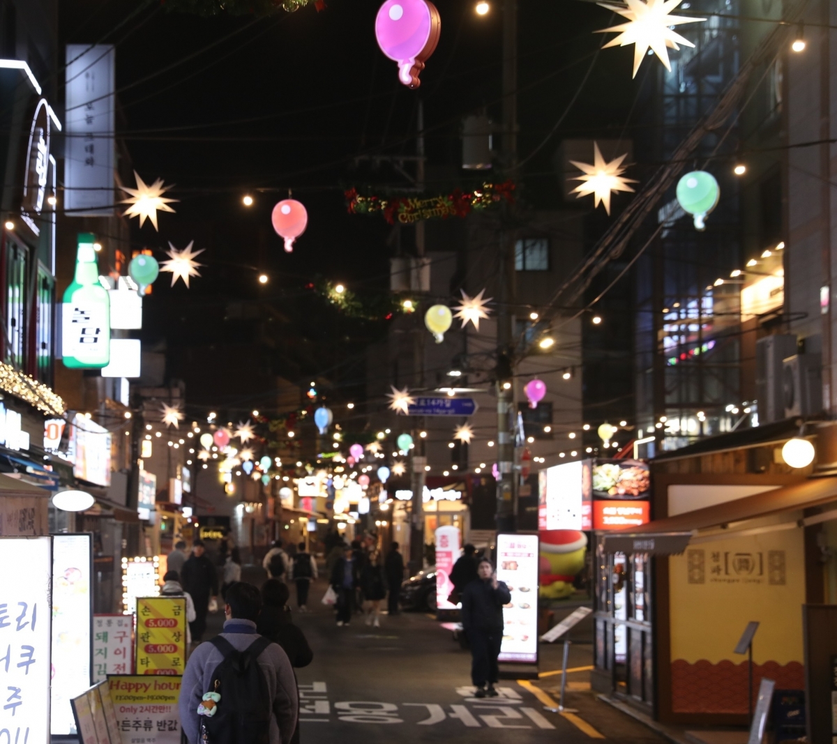 서울 관악구 샤로수길에 내걸린 알록달록한 조명등.  관악구 제공
