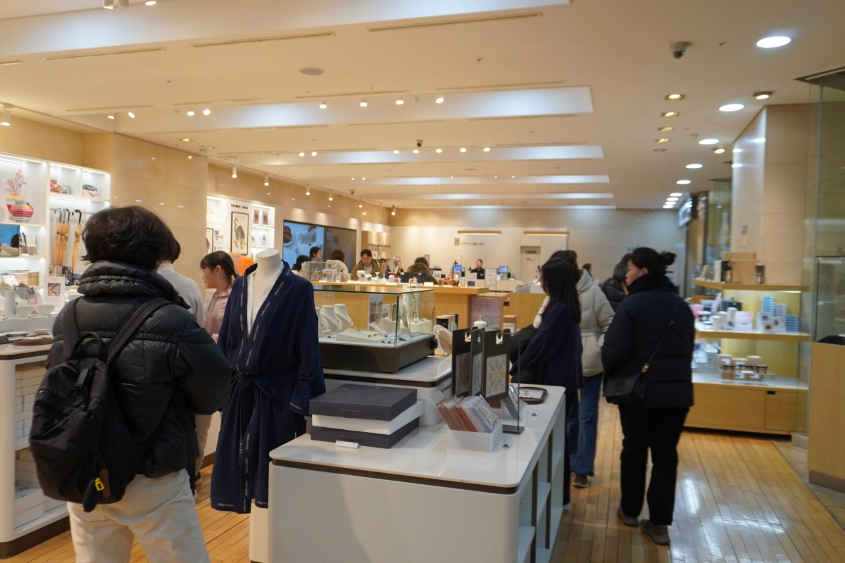 13일 서울 용산구 국립중앙박물관 상품관에서 ‘뮷즈’를 둘러보는 관람객들 모습. 국립박물관문화재단 제공