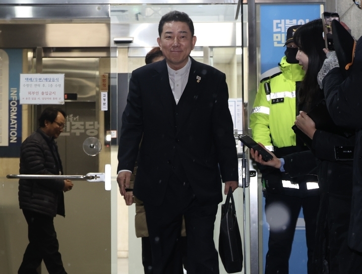 김병기 더불어민주당 전 원내대표가 지난 12일 서울 여의도 중앙당사에서 열린 윤리심판원 회의 출석을 마치고 밖으로 나서고 있다. 당 윤리심판원은 이날 김 의원에 대한 제명을 의결했으나, 김 의원은 이튿날인 13일 재심 신청 의사를 밝혔다.  뉴시스