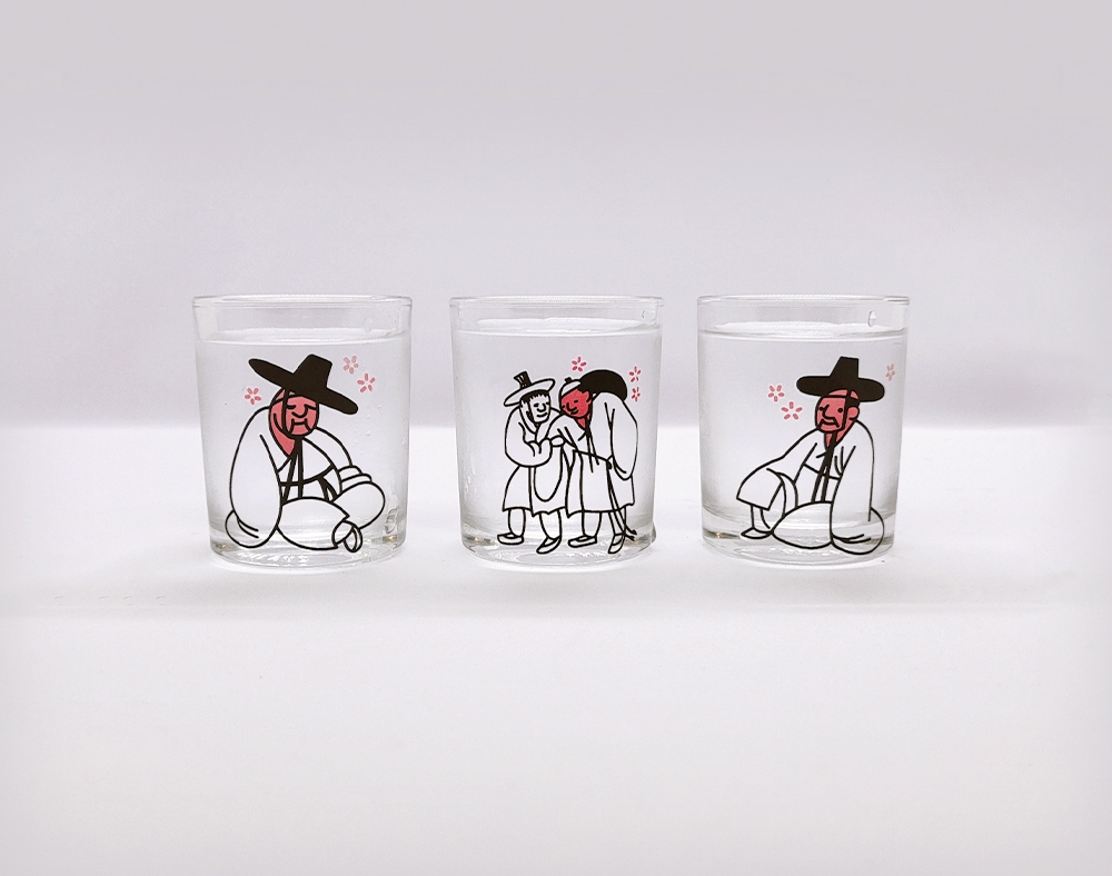 김홍도의 ‘평안감사향연도’를 모티브로 한 ‘취객선비 3인방 변색잔 세트’ . 국립박물관문화재단 제공